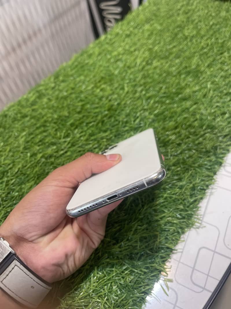 Apple iPhone 11 Pro Max 3
