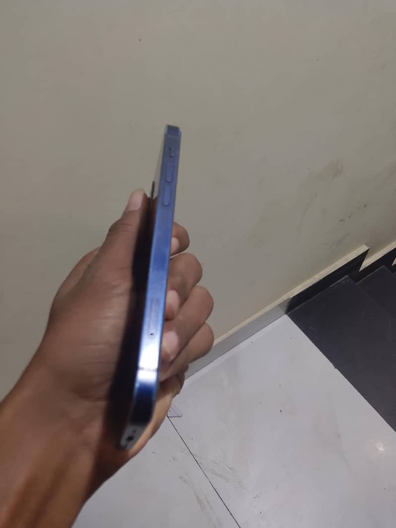 Apple iPhone 12 4