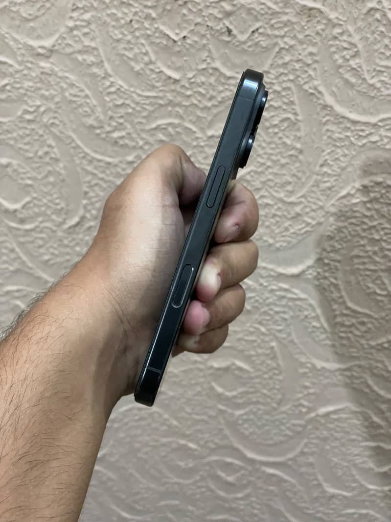 Apple iPhone 16 Pro 1