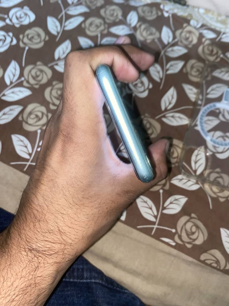 Apple iPhone 11 4