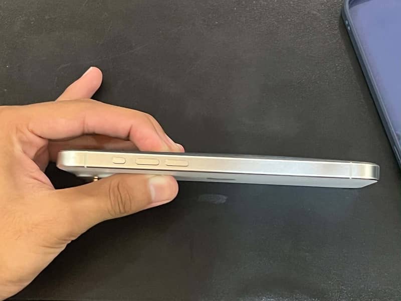 Apple iPhone 15 Pro Max 4
