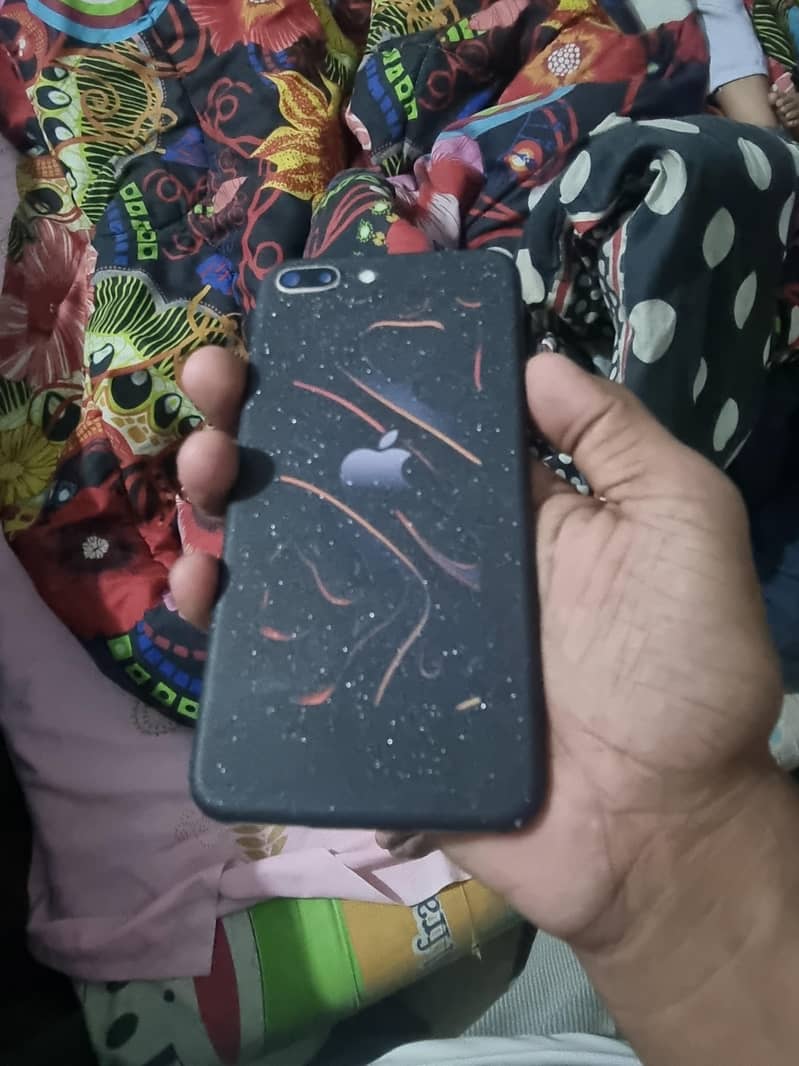 Apple iPhone 8 Plus 3