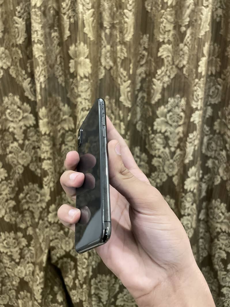 Apple iPhone XS 3