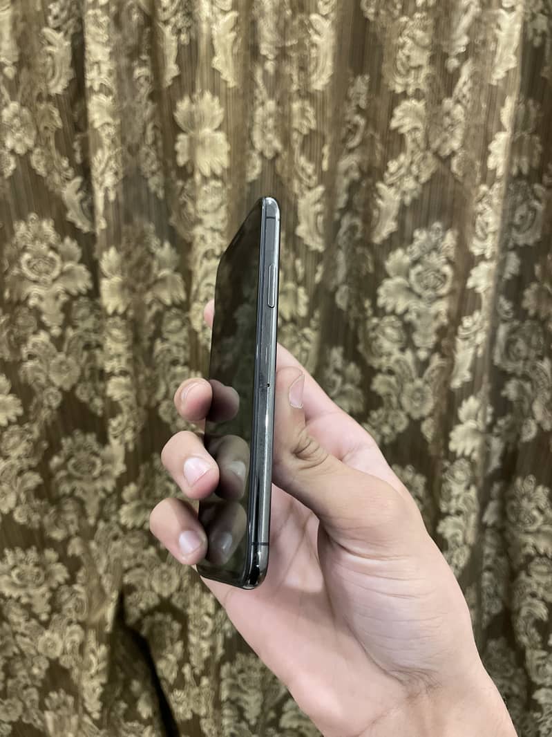 Apple iPhone XS 4