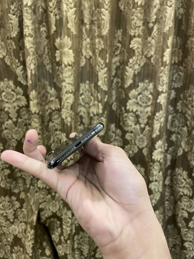 Apple iPhone XS 7