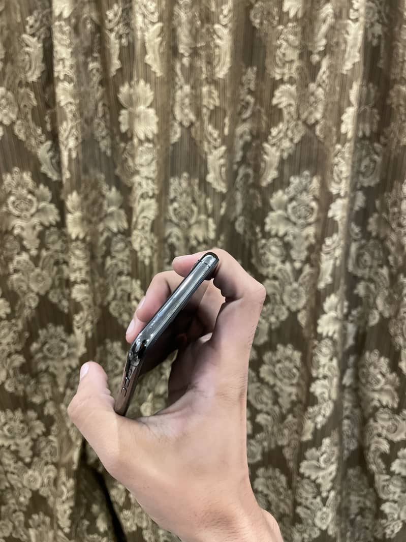 Apple iPhone XS 11