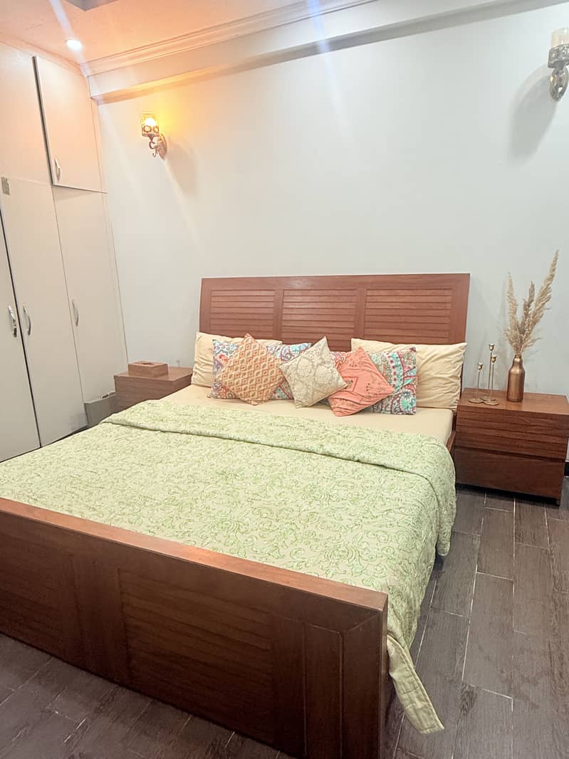 King size double bed 0
