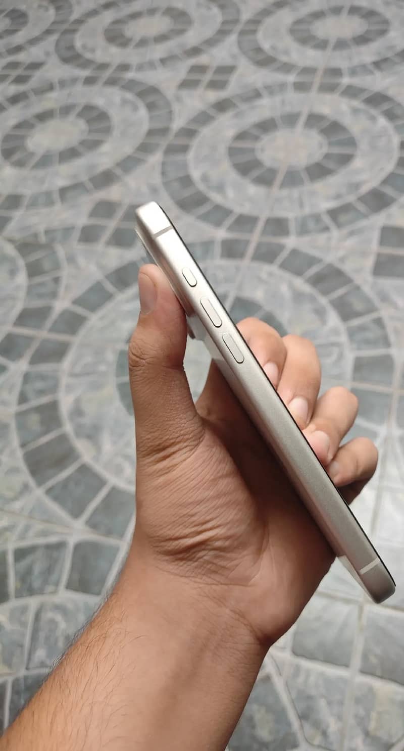 Apple iPhone 17 Pro Max 4