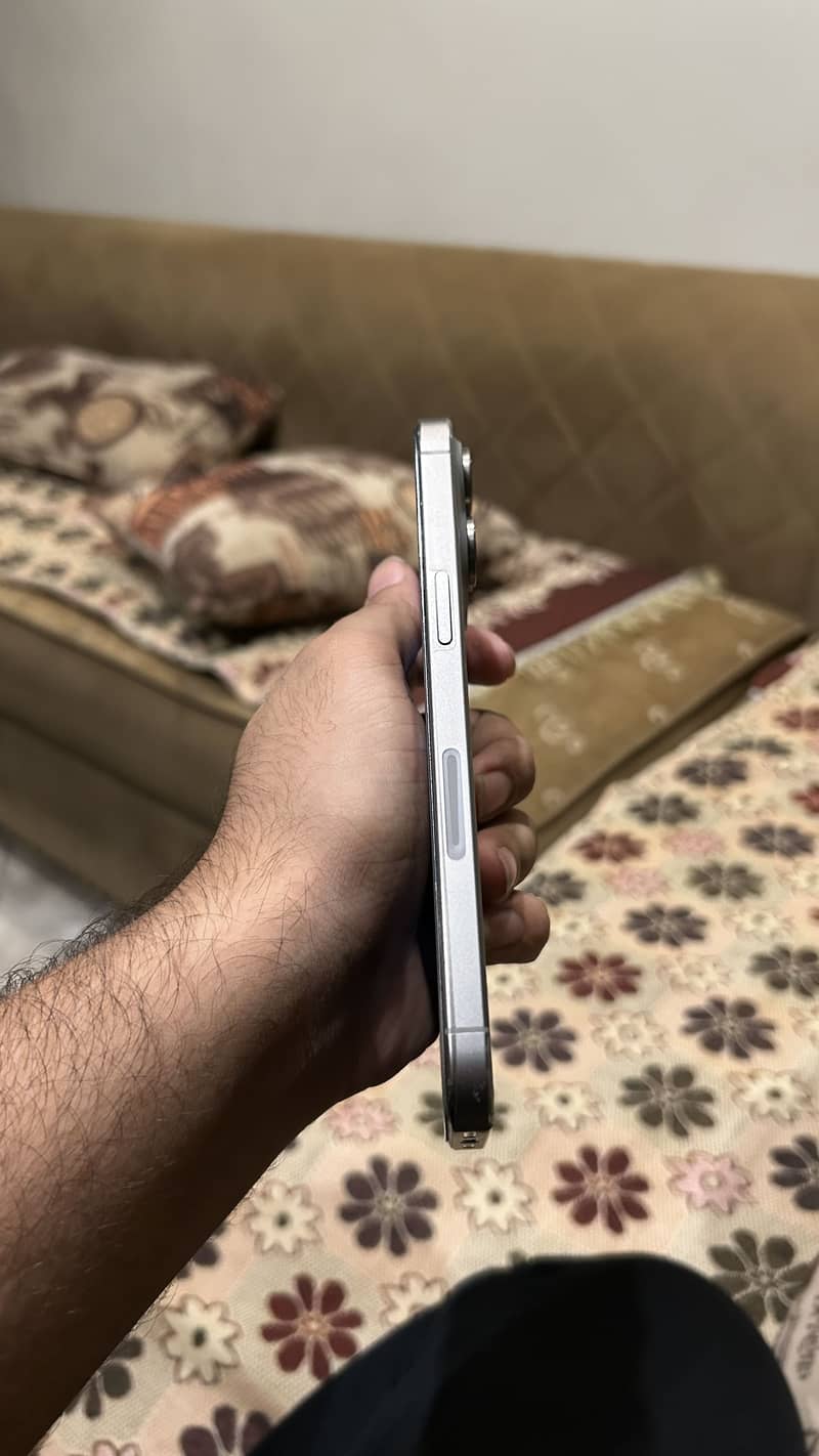 Apple iPhone 15 Pro Max JV 1
