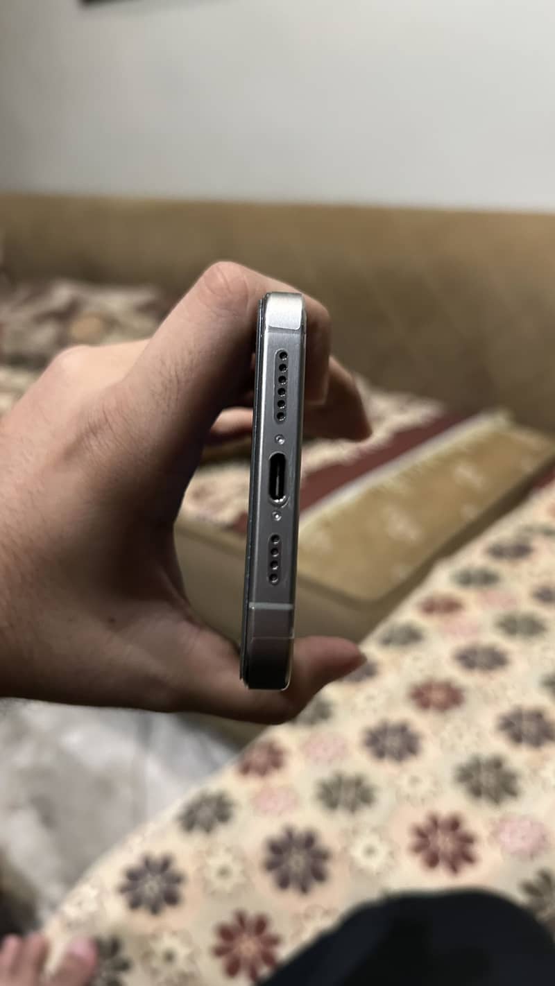 Apple iPhone 15 Pro Max JV 4