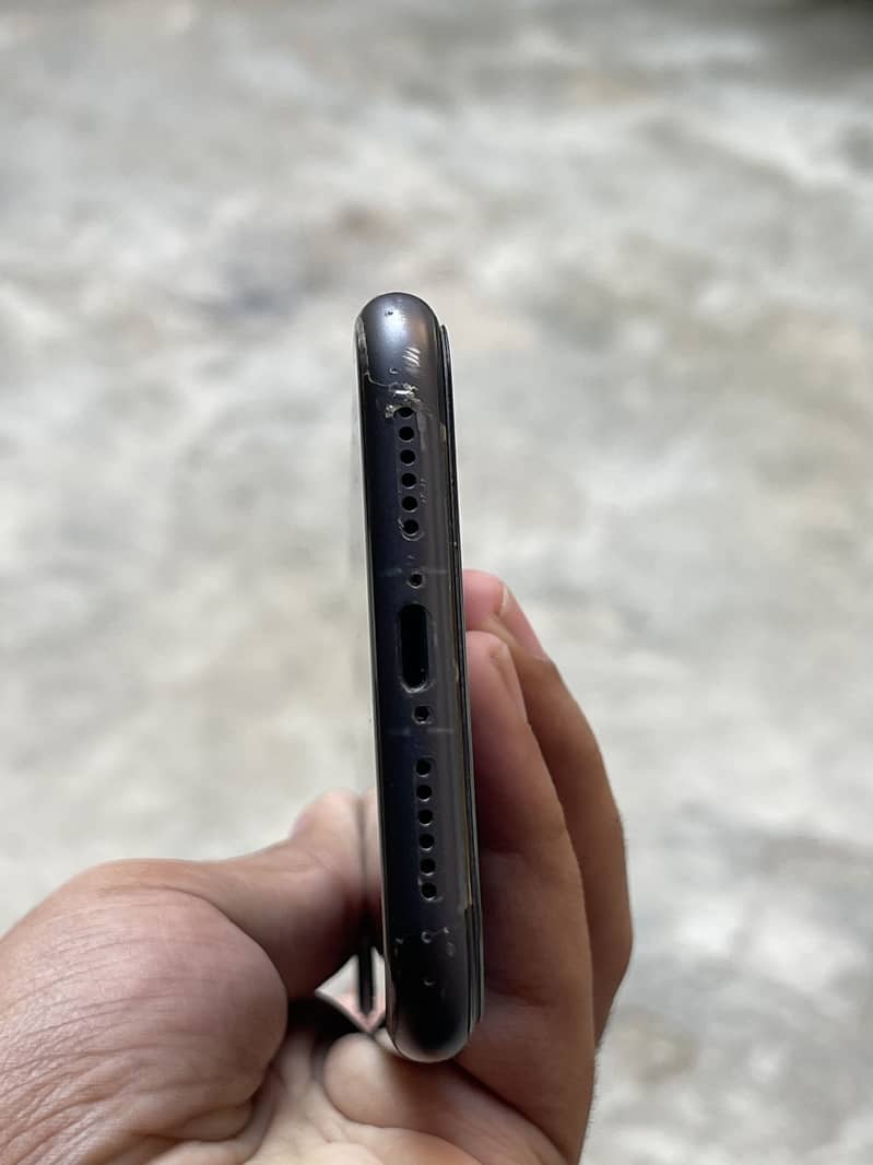 Apple iPhone 11 4