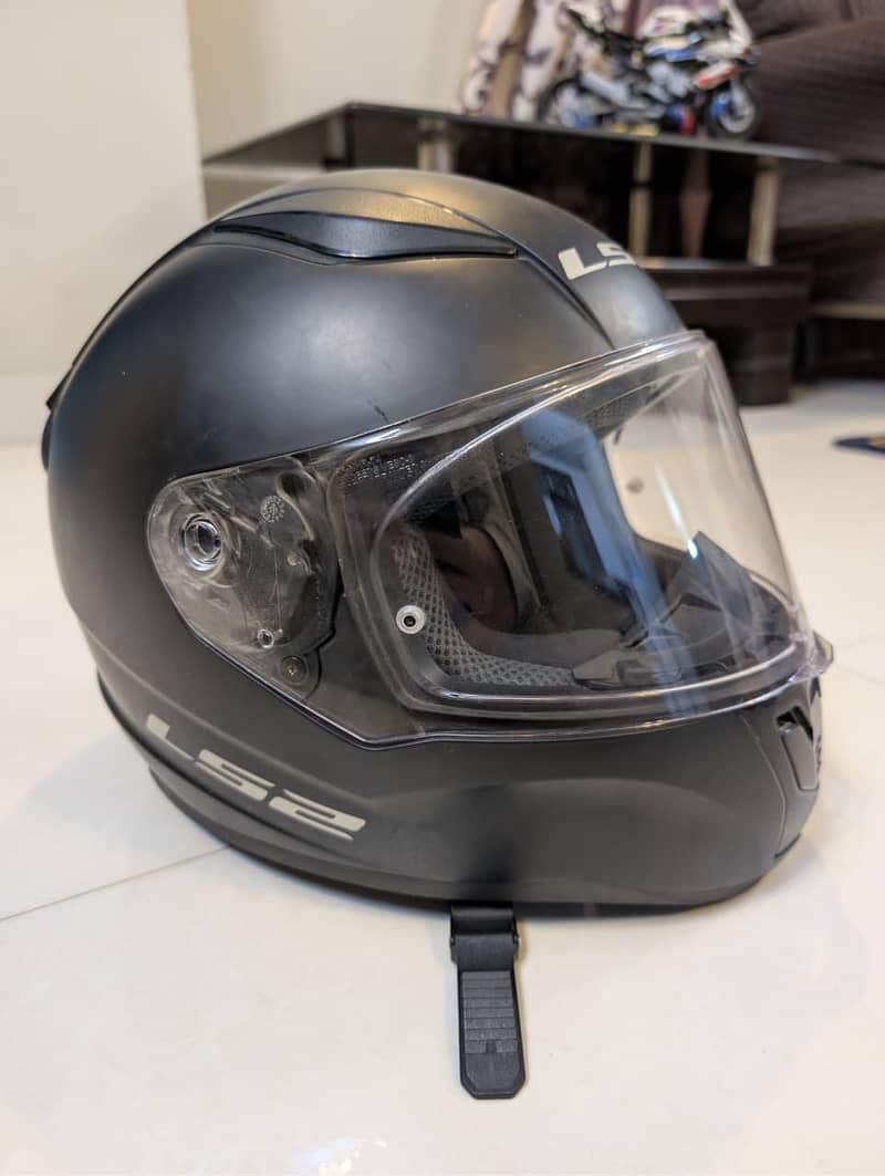 LS2 MATT BLACK MEDIUM SIZE 9