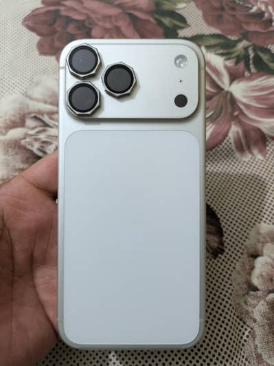 I phone 17 pro max white