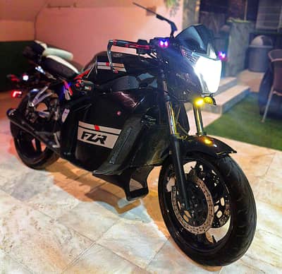 Yamaha FZR 400 heavy bike available for sale.