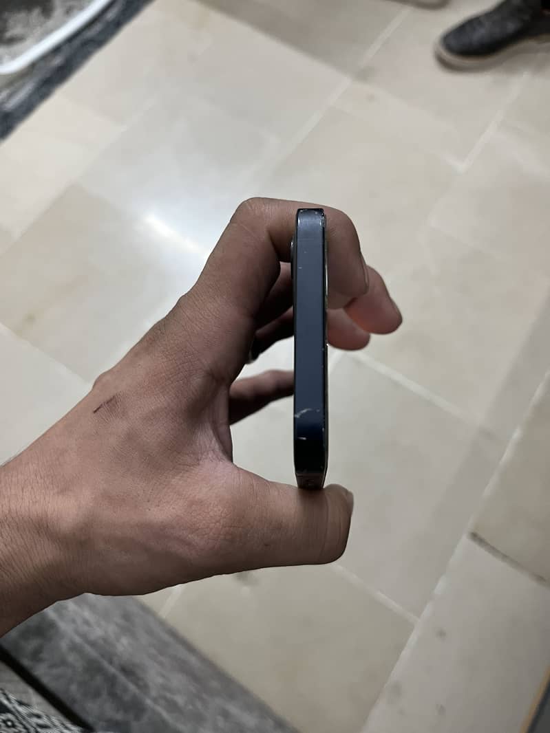 Apple iPhone 12 3