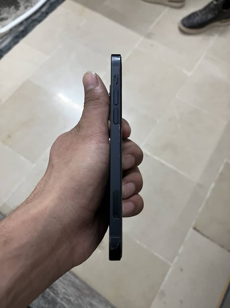 Apple iPhone 12 4