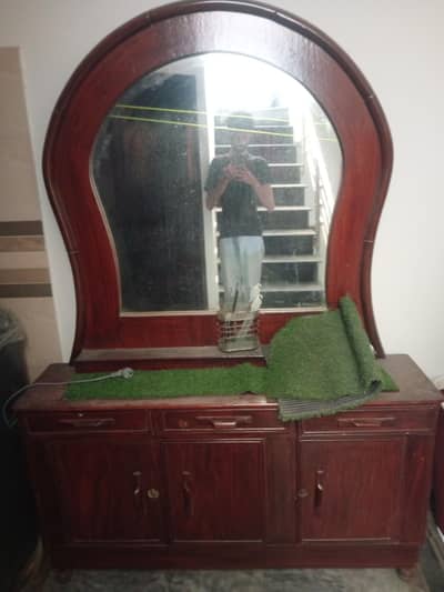 Dressing table for sale real wood condition 10/8