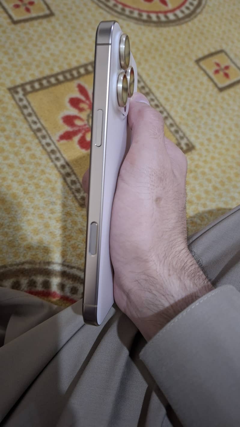 Apple iPhone 16 Pro Max 1