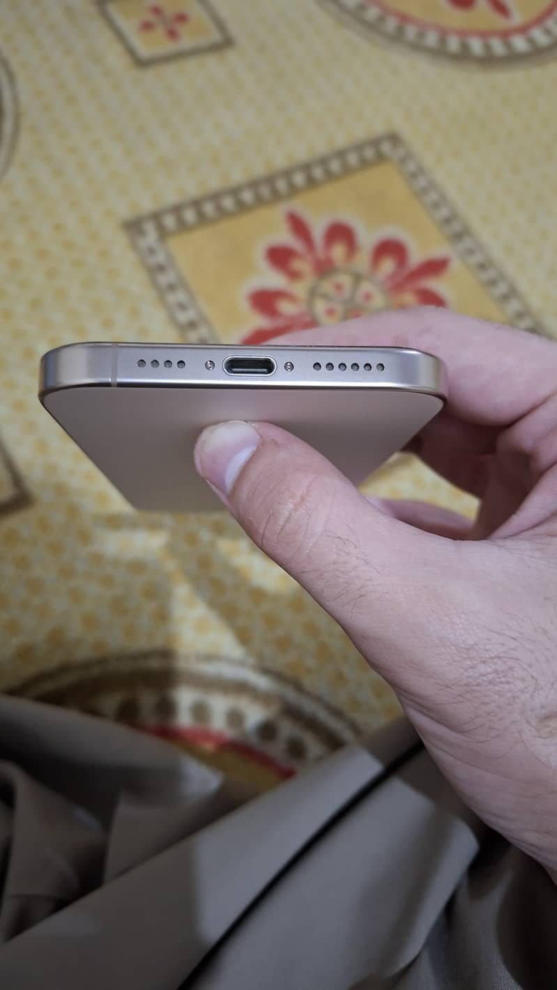 Apple iPhone 16 Pro Max 4