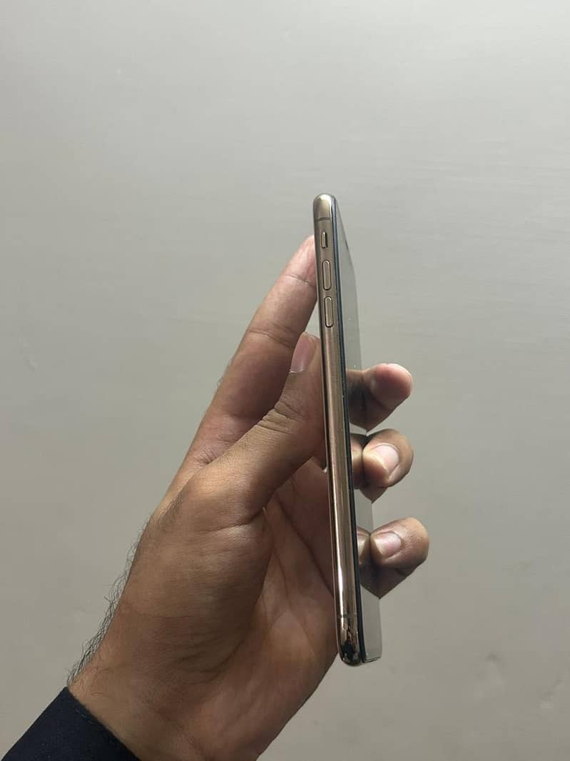 Apple iPhone XS Max 3