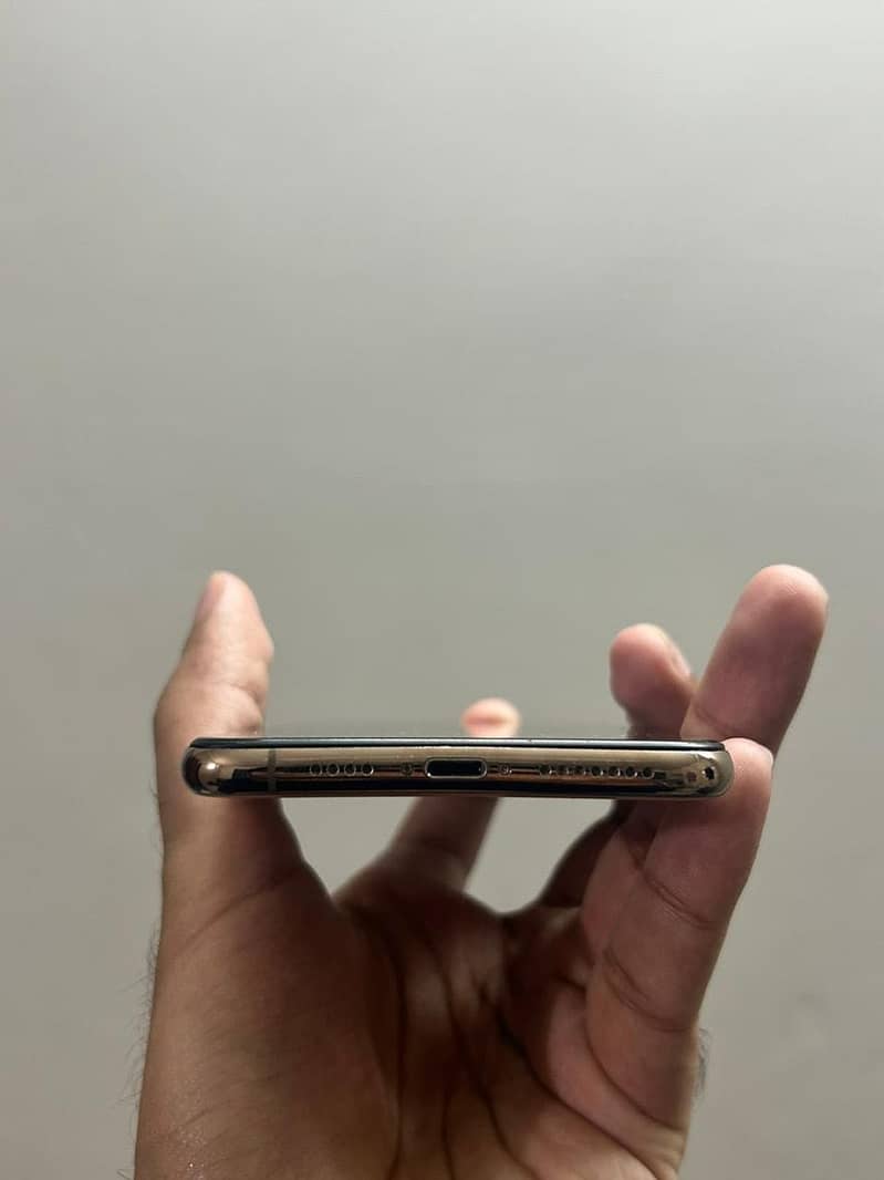 Apple iPhone XS Max 4