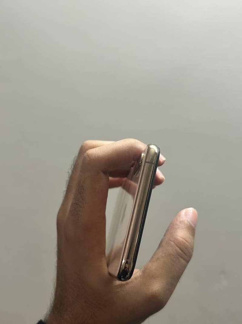 Apple iPhone XS Max 5