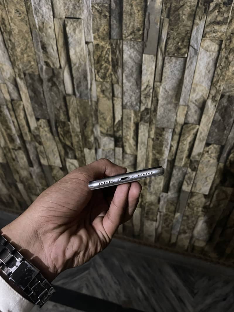 Apple iPhone X 4