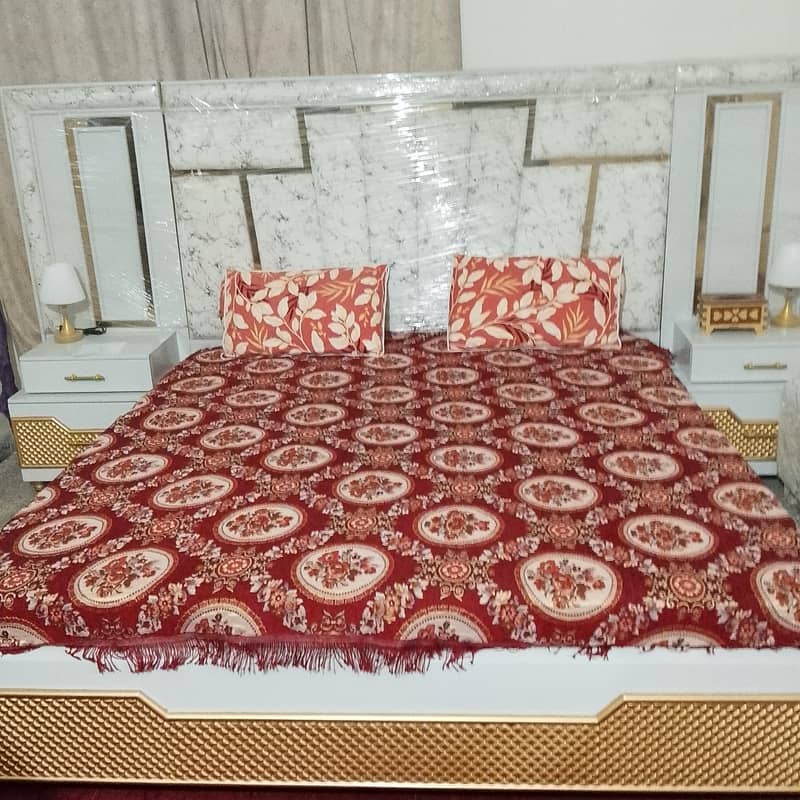 Bed with sidetable and setti dressing table with couch 0