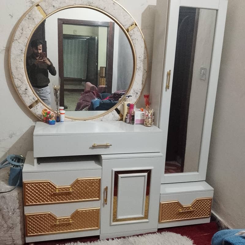 Bed with sidetable and setti dressing table with couch 2