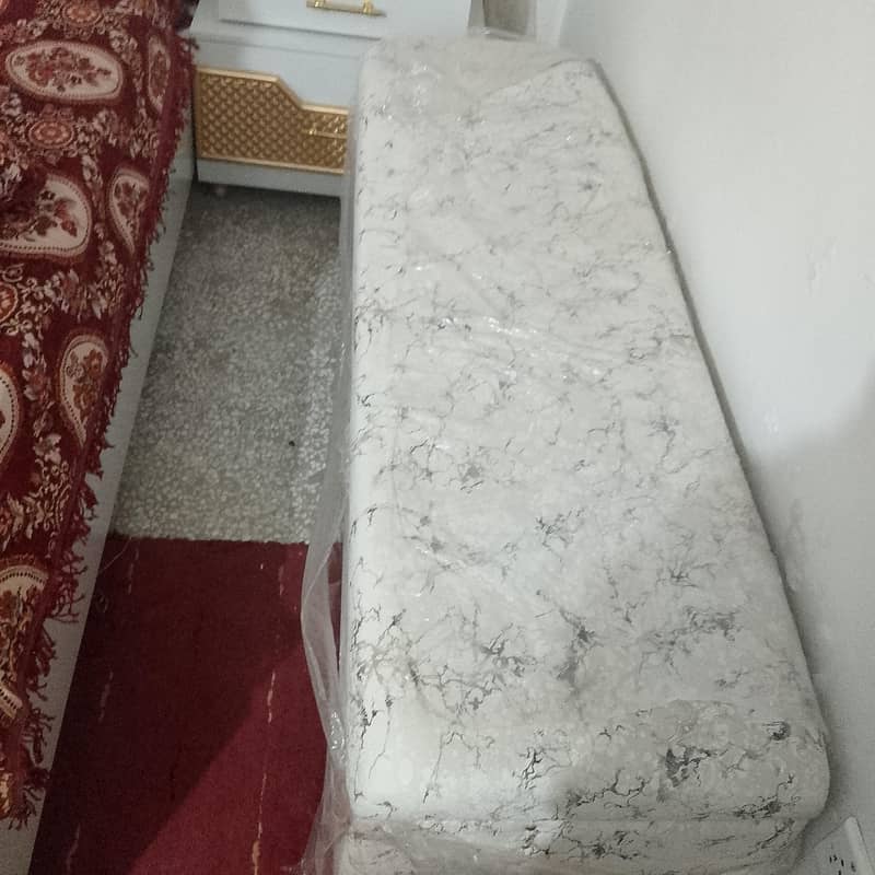 Bed with sidetable and setti dressing table with couch 4