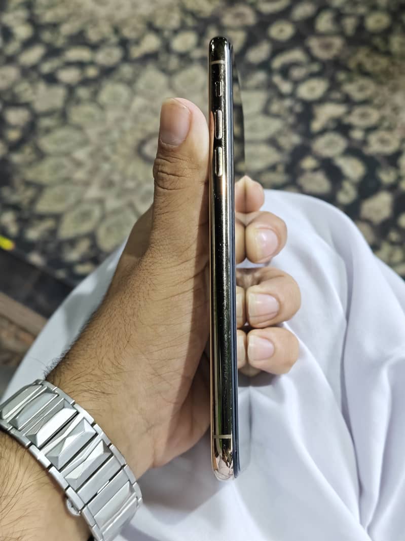 Apple iPhone 11 Pro Max 2