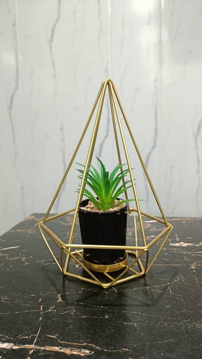 Diamond shape metal plant holder