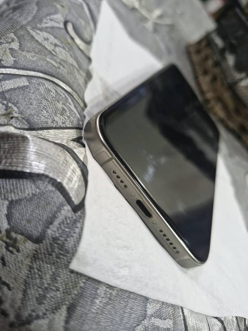 Apple iPhone 15 Pro Max 3