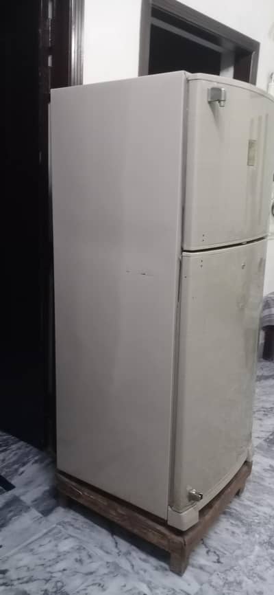 Dawlance fridge medium size
