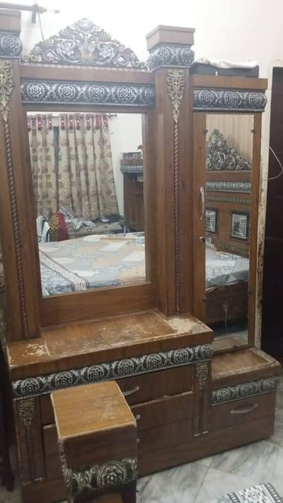 wooden dresssing table with big mirror