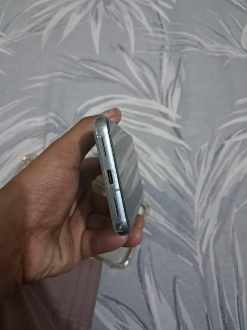 Google Pixel 8 4