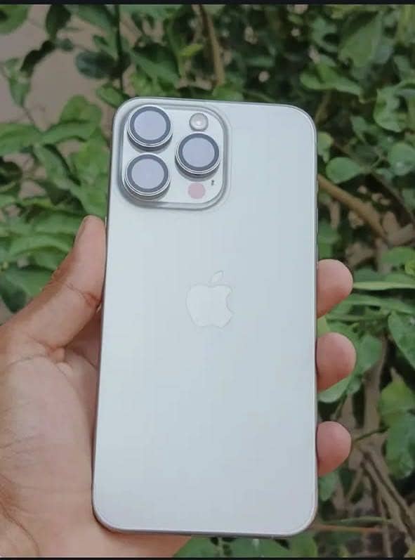 Apple iPhone 15 Pro Max 4