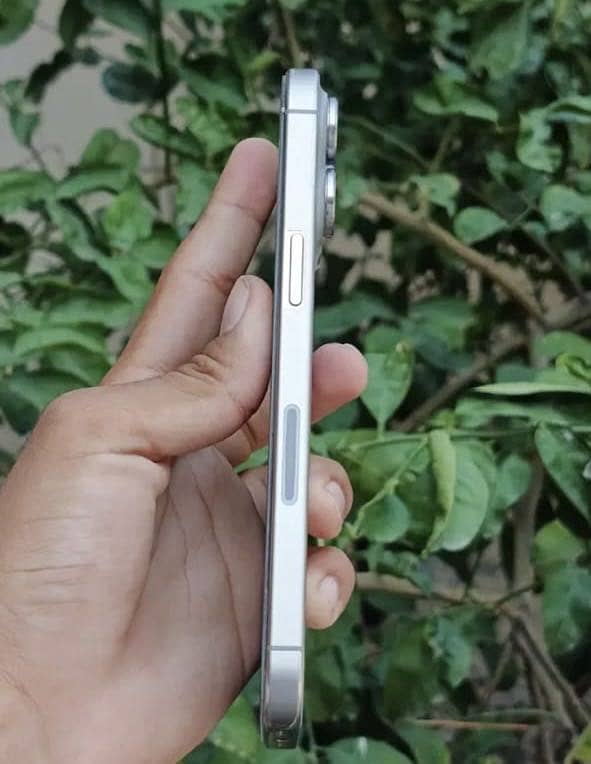 Apple iPhone 15 Pro Max 5