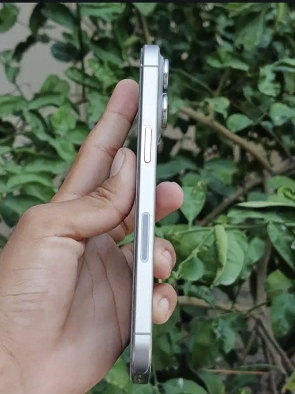 Apple iPhone 15 Pro Max 6