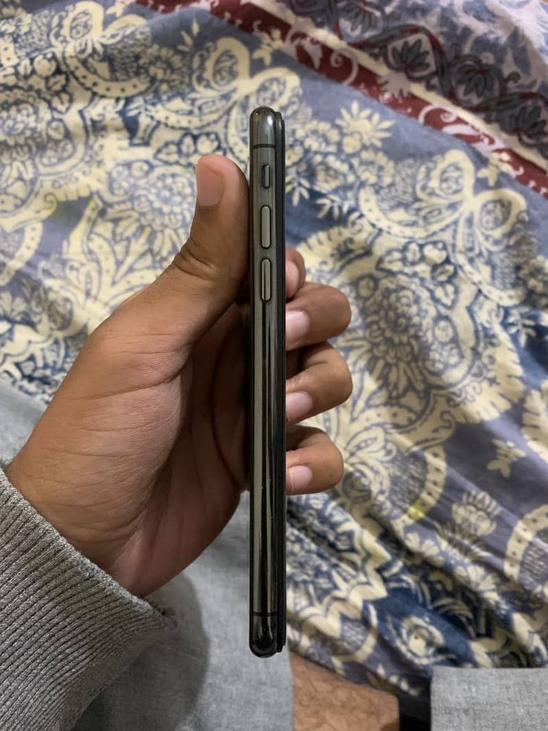 Apple iPhone XS 1