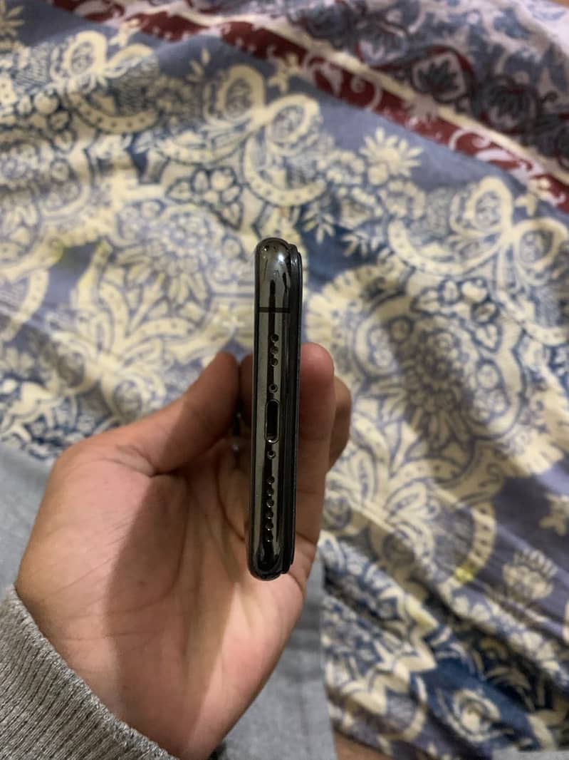 Apple iPhone XS 4