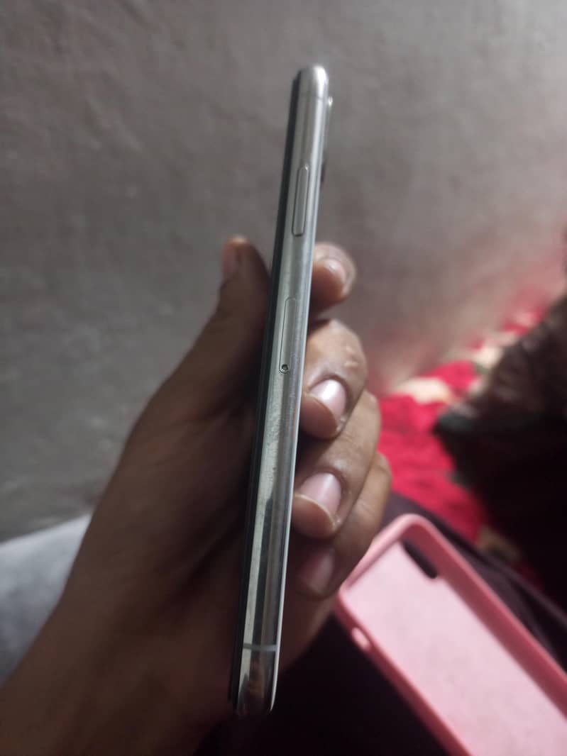 Apple iPhone X 4