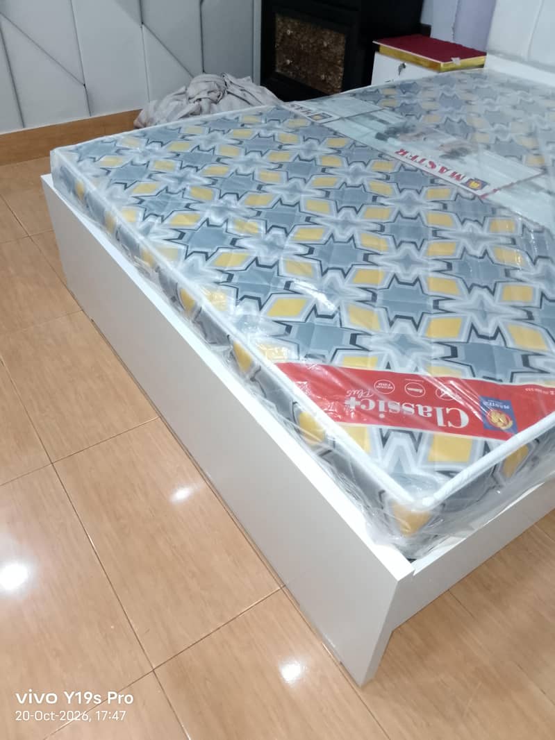 queen size bed with side table 3