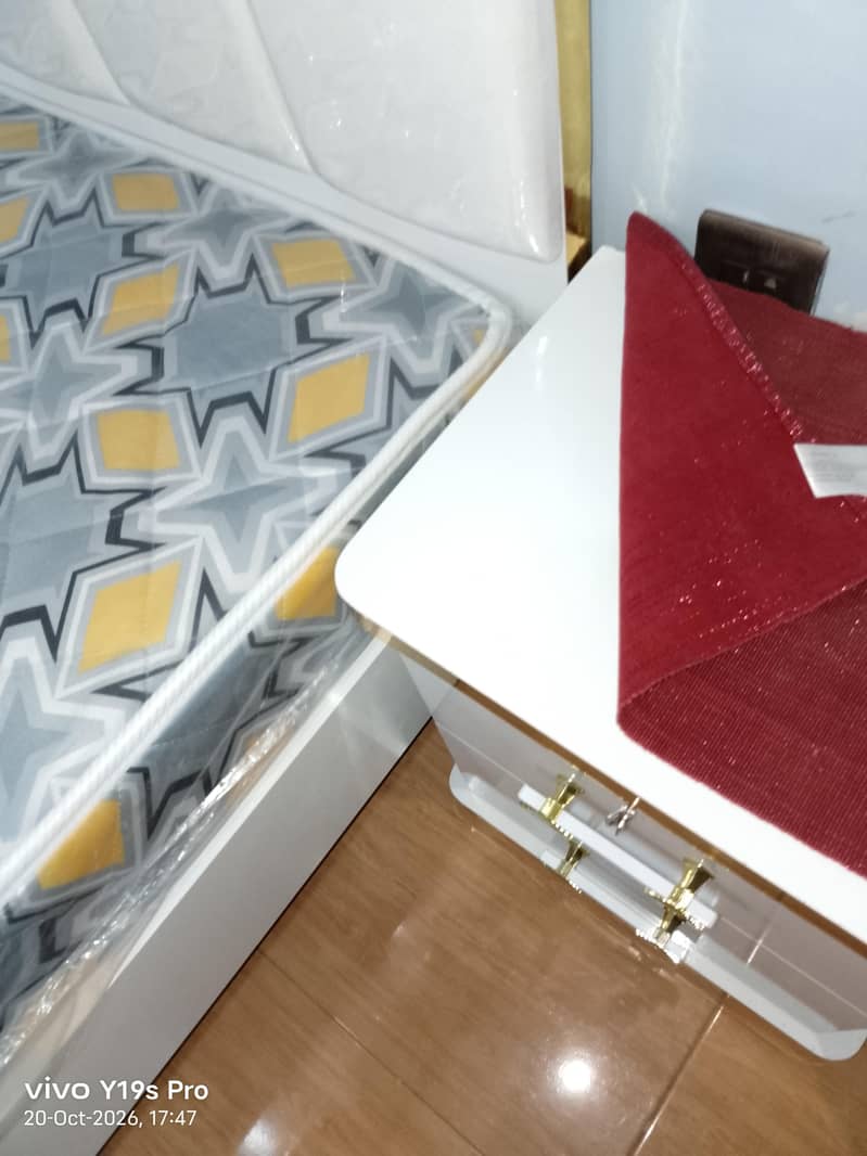 queen size bed with side table 4