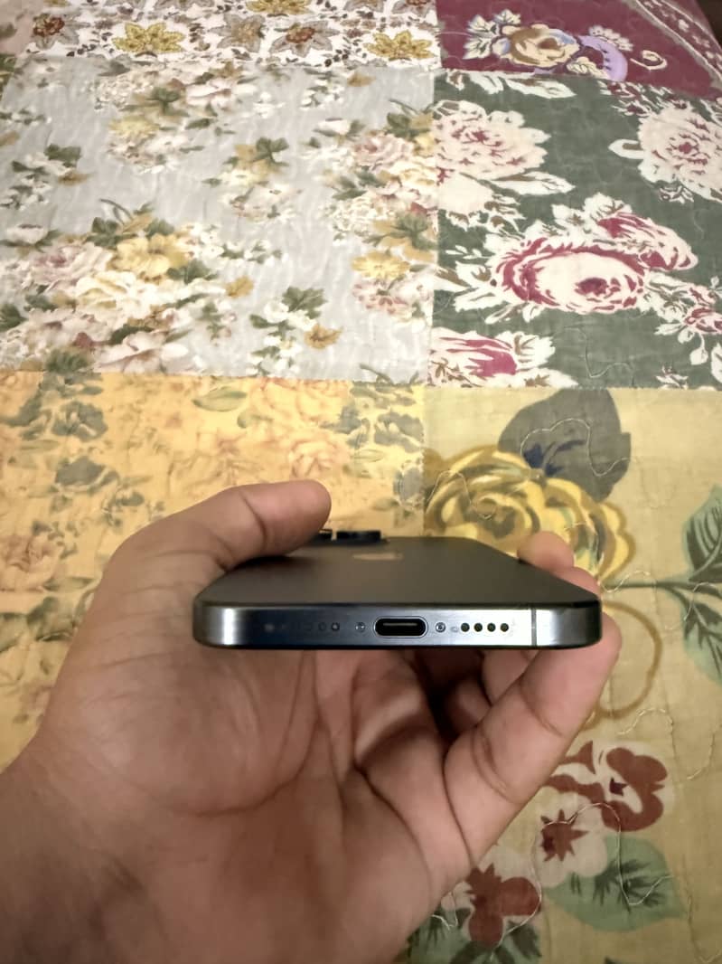 Apple iPhone 15 Pro Max 4