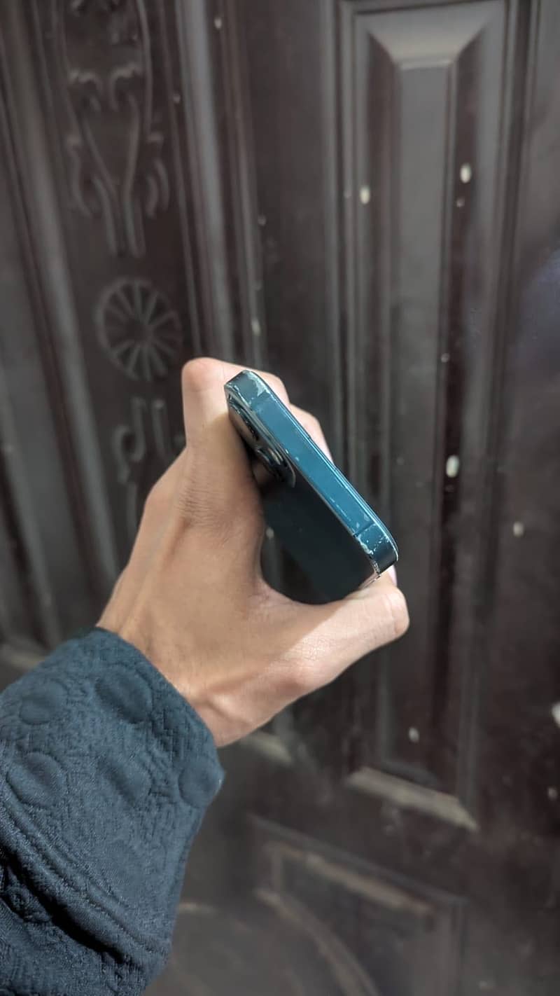 iPhone 13 (Read Description). 3