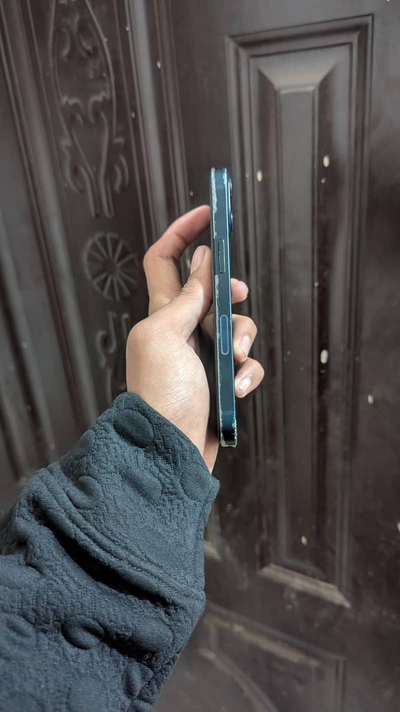 iPhone 13 (Read Description). 4
