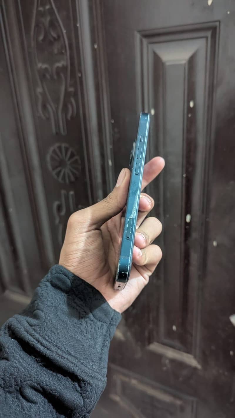 iPhone 13 (Read Description). 5