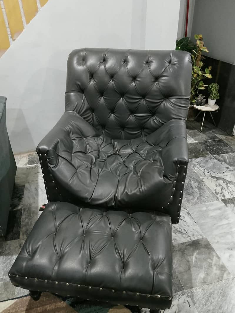Button-tufted single sofa with ottoman 0
