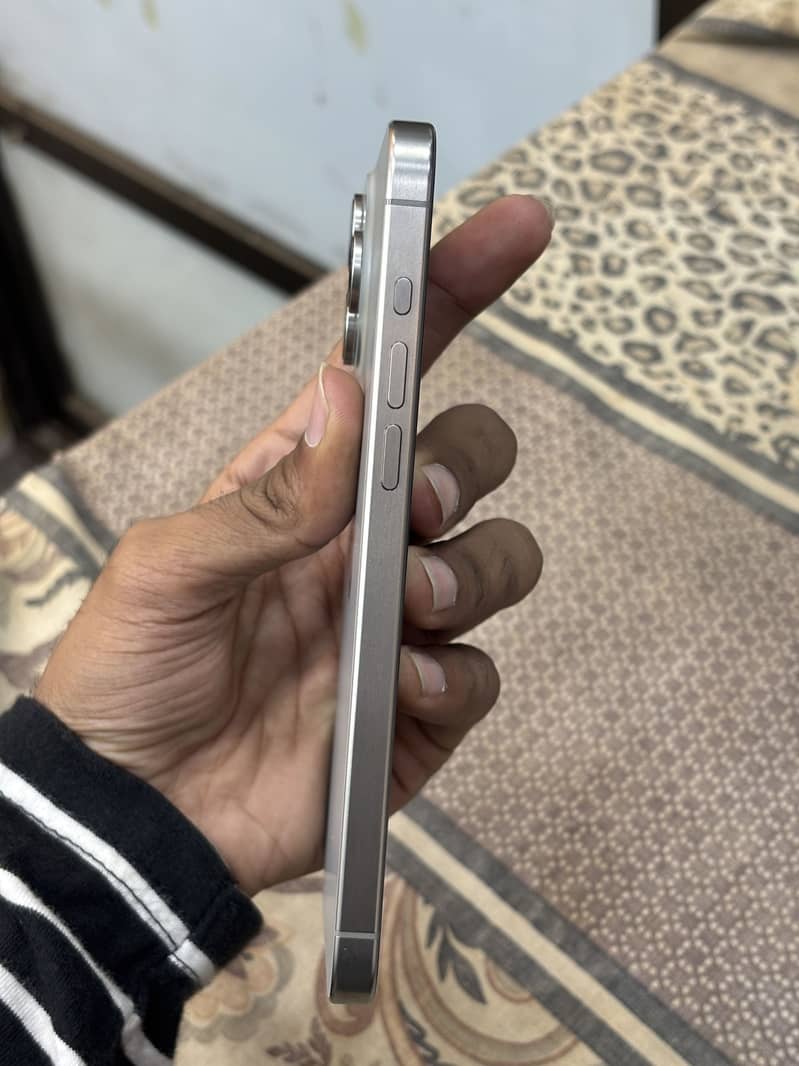 Apple iPhone 15 Pro Max 4